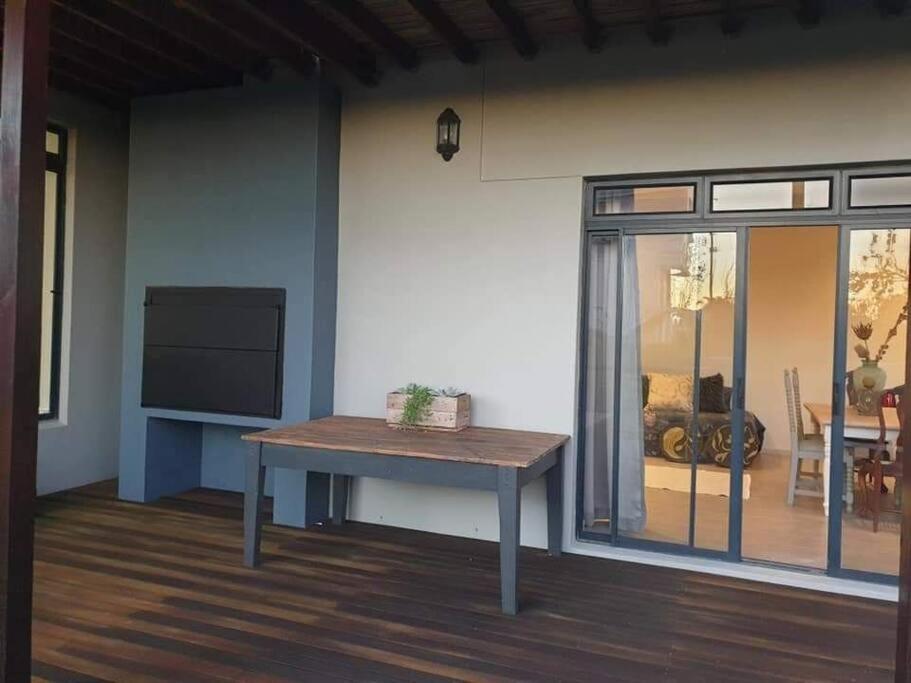 Casa de Férias 4 Bed Selfcatering River Tree House Overlooking The Onrus River *